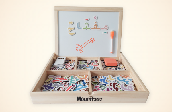 Apprendre l'arabe pour les enfants avec le tableau magnétique Moumtaaz